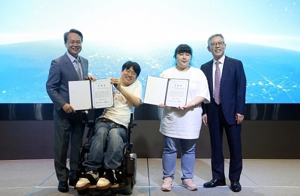 장애청년드림팀 임명장 전달식 사진. 진옥동 회장(신한금융그룹)과 나운환 회장(한국장애인재활협회)이 드림팀 단원에게 임명장을 들고 기념사진을 촬영하고 있다. ⓒ사진 신한금융그룹 제공