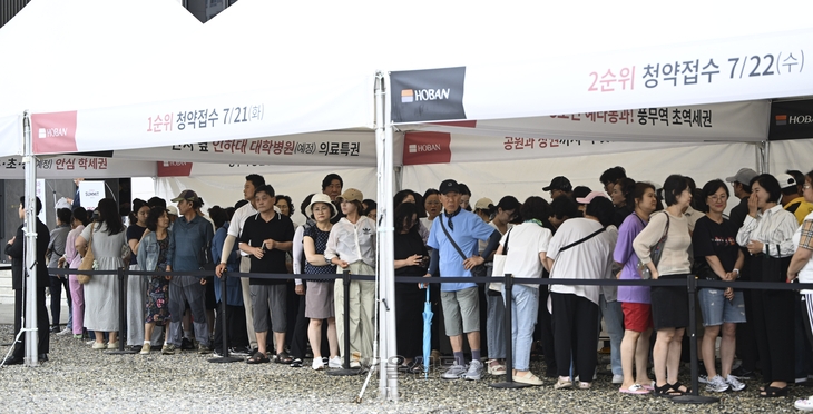 호반써밋 풍무3차 아파트 견본주택(모델하우스)이 개관한 10일 경기 김포시 사우동에 마련된 전시장에서 관람객들이 내부를 둘러보고 있다. 2026.7.10 이지훈 기자