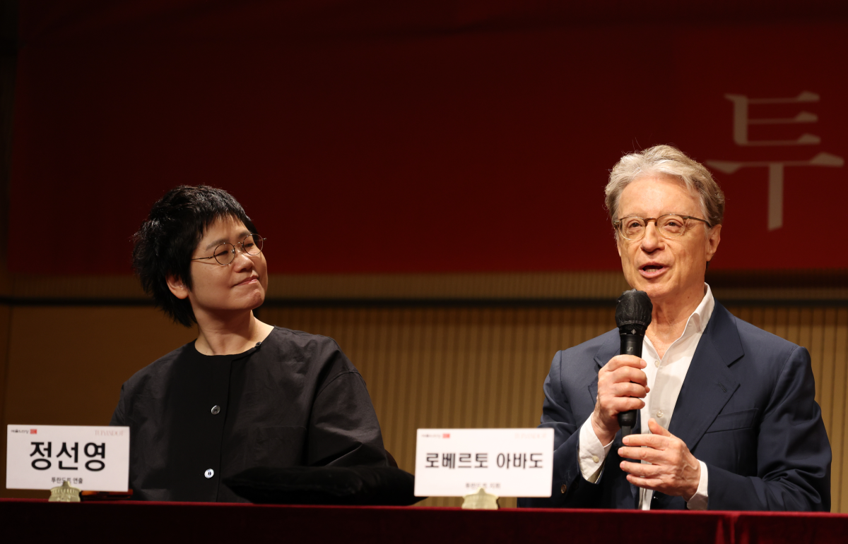 로베르트 아바도(오른쪽) 국립심포니오케스트라 예술감독이 10일 서울 예술의전당에서 열린 오페라 ‘투란도트’ 기자간담회에서 인사말을 하고 있다. 왼쪽은 오페라 연출을 맡은 정선영 연출가. 연합뉴스