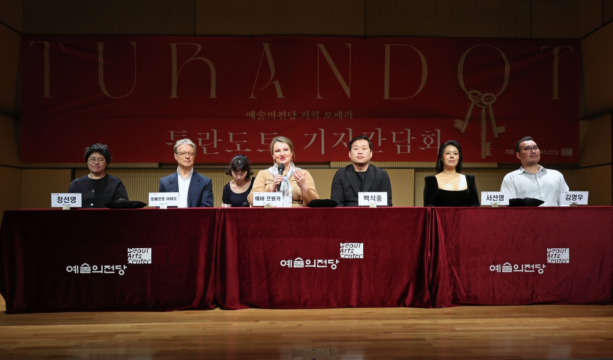 오페라 ‘투란도트’ 제작·출연진이 10일 서울 예술의전당에서 열린 기자간담회에 참석해 작품 설명을 하고 있다. 왼쪽부터 정선영 연출, 로베르트 아바도 국립심포니오케스트라 음악감독, 성악가 에바 프원카(소프라노), 백석종(테너), 서선영(소프라노), 김영우(테너). 뉴시스