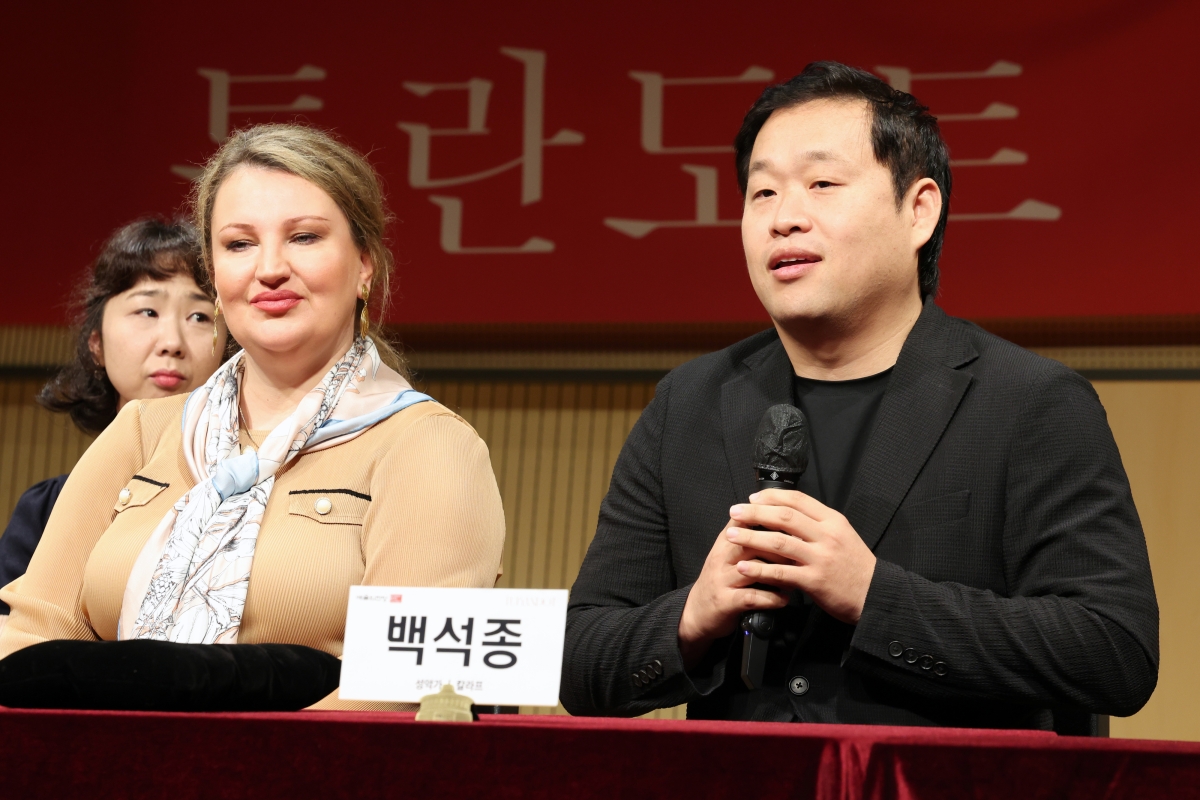 오페라 ‘투란도트’로 첫 국내 전막 무대에 서는 테너 백석종(오른쪽·칼라프 역)과 에바 프원카(투란도트 역)가 10일 서울 예술의전당에서 열린 기자간담회에 참석해 소감을 전하고 있다. 뉴시스
