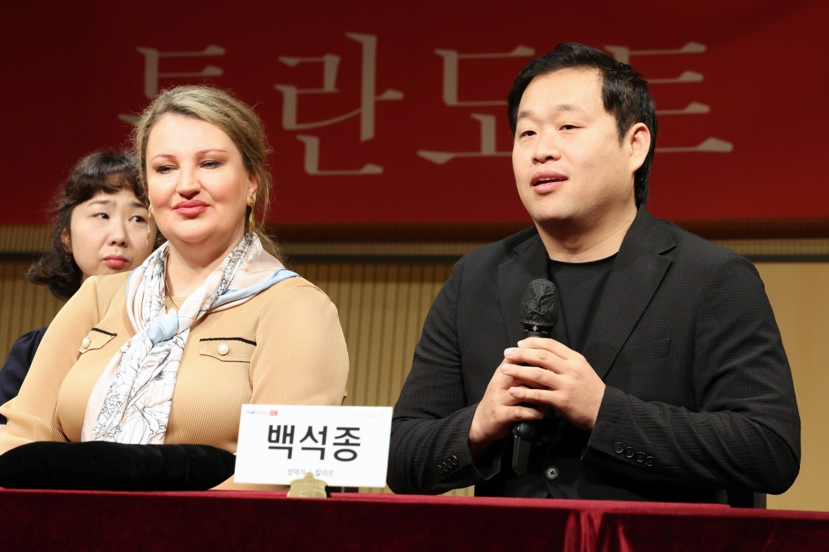 오페라 ‘투란도트’로 첫 국내 전막 무대에 서는 테너 백석종(오른쪽·칼라프 역)과 에바 프원카(투란도트 역)가 10일 서울 예술의전당에서 열린 기자간담회에 참석해 소감을 전하고 있다. 뉴시스