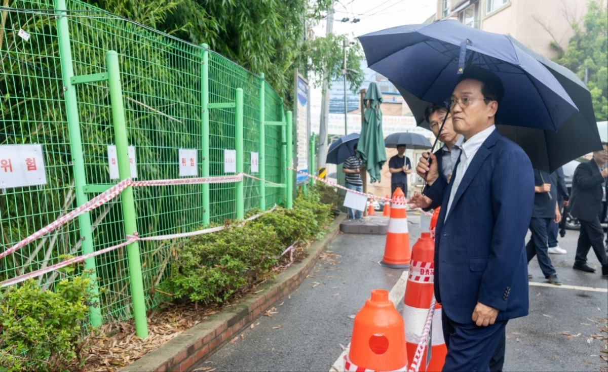 안민석 경기도교육감이 10일 오전 평택 라온중학교를 방문해 비 피해 현장을 점검하고 있다. 경기도교육청 제공