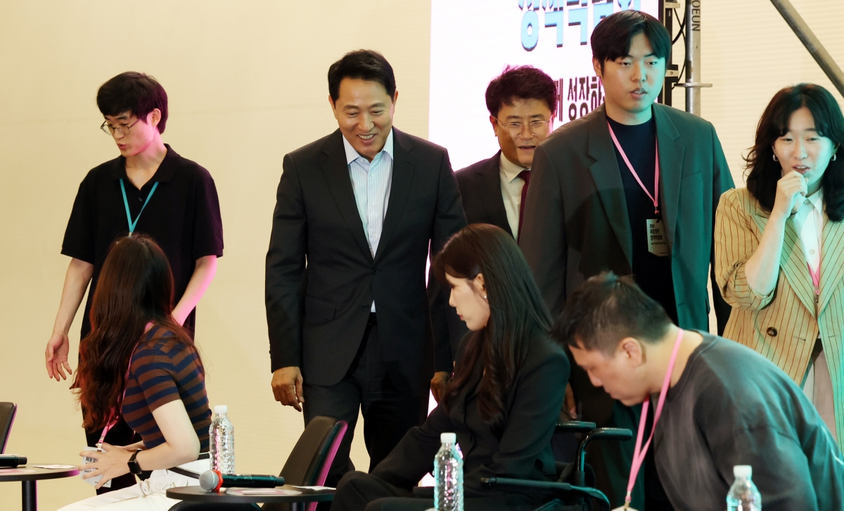 오세훈(가운데) 서울시장이 10일 서울 중구 동대문디자인플라자(DDP)에서 열린 ‘2026 서울청년정책박람회’에 참석하고 있다. 뉴시스
