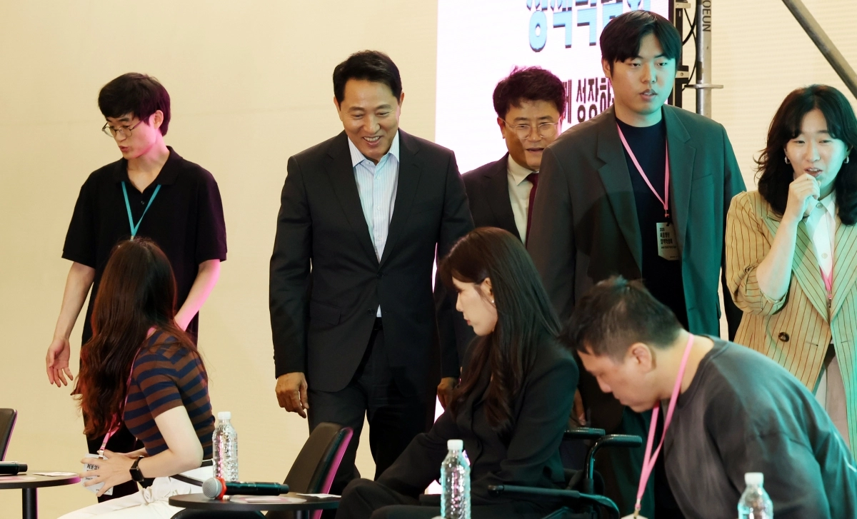 오세훈(가운데) 서울시장이 10일 서울 중구 동대문디자인플라자(DDP)에서 열린 ‘2026 서울청년정책박람회’에 참석하고 있다. 뉴시스