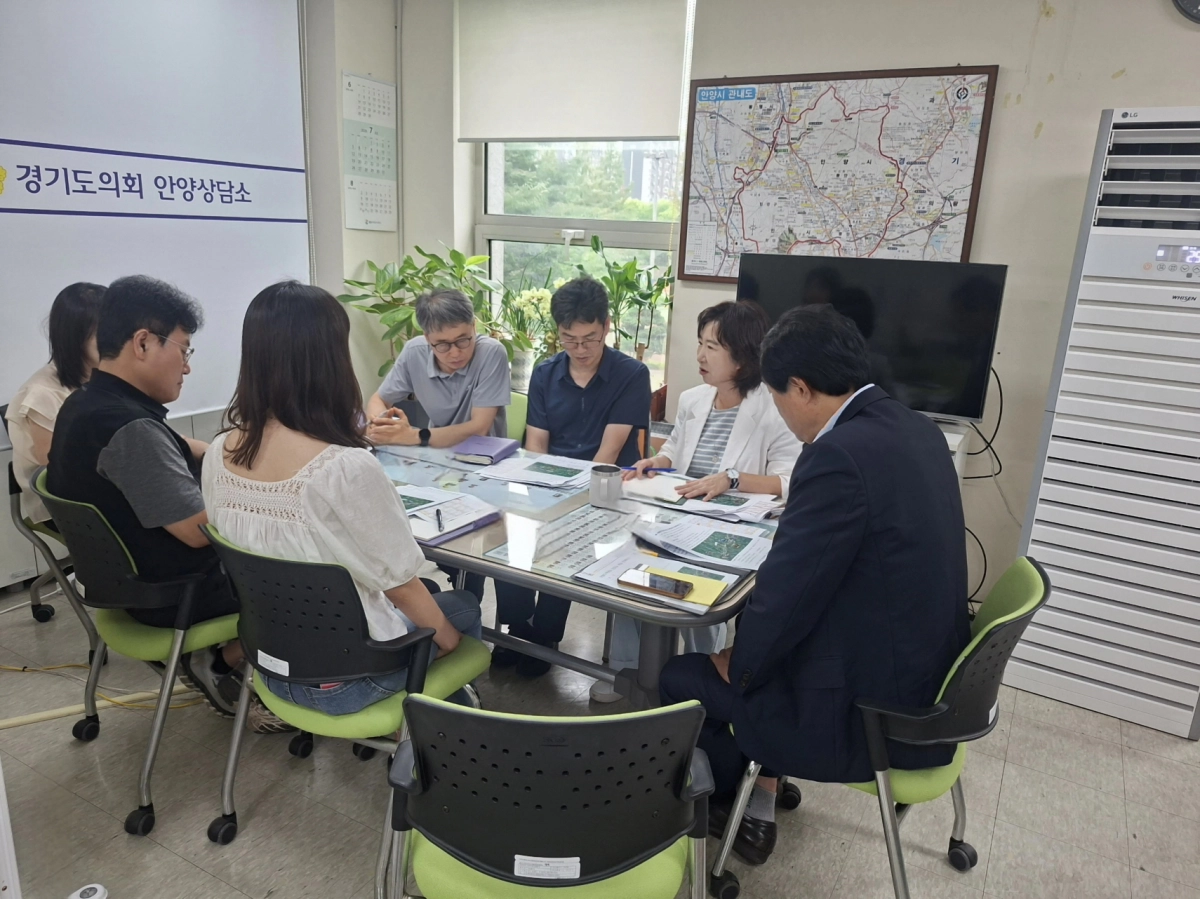 ▲ 경기도의회 안양상담소에서 최경순 의원(오른쪽에서 두 번째)이 안양시 관계자들과 함께 서울대 안양수목원 개방에 따른 시민편의시설 증설 및 주민 불편 해소 방안을 논의하고 있다. (사진=경기도의회)