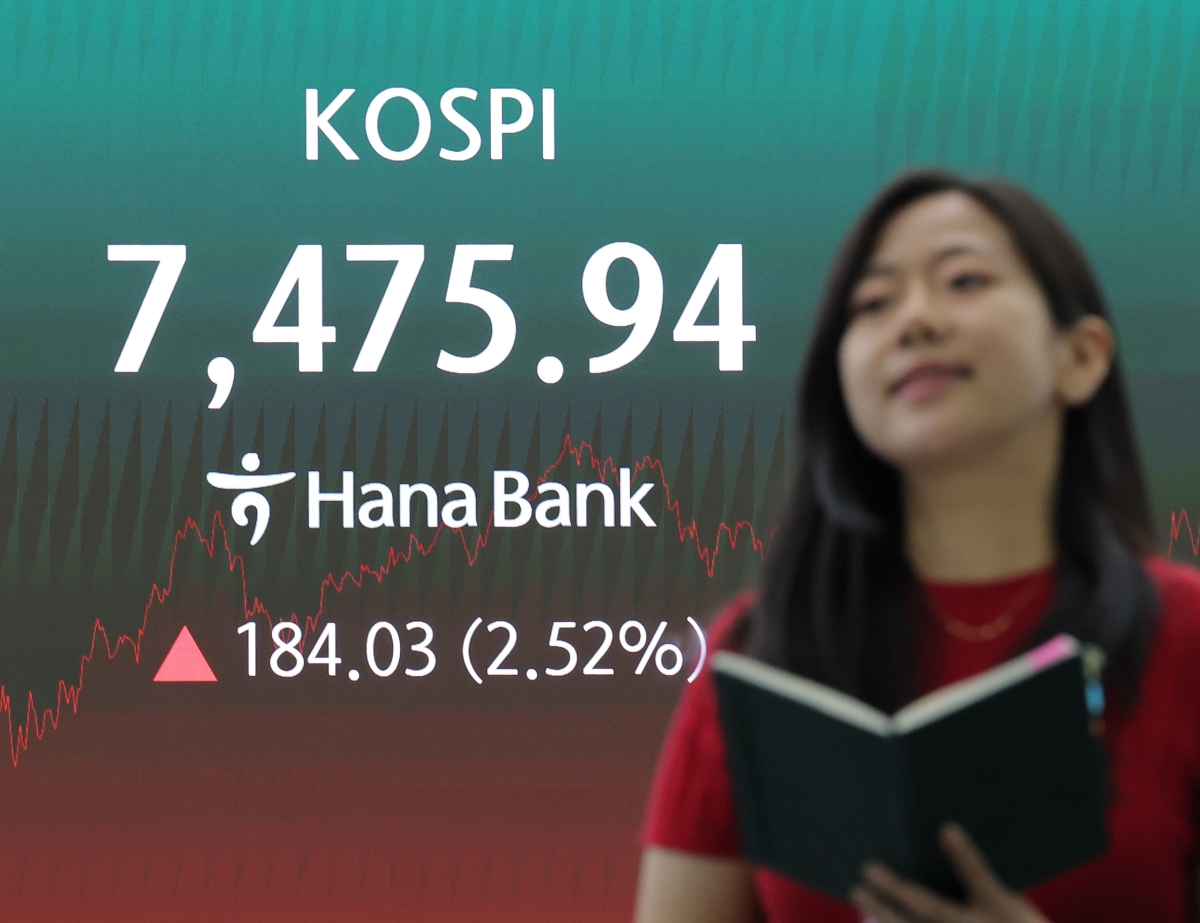 코스피가 전장보다 184.03포인트(2.52%) 오른 7475.94로 마감한 10일 오후 서울 중구 하나은행 딜링룸에 이날 지수가 표시되고 있다. 연합뉴스