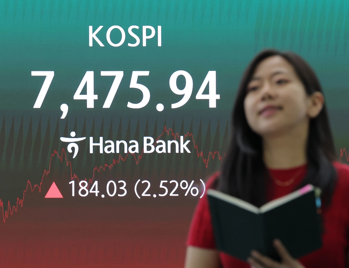 코스피가 전장보다 184.03포인트(2.52%) 오른 7475.94로 마감한 10일 오후 서울 중구 하나은행 딜링룸에 이날 지수가 표시되고 있다. 연합뉴스