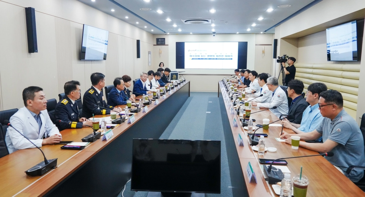 민형배 전남광주통합특별시장이 10일 전남대병원 의생명연구원을 방문해 지역 응급의료체계를 점검하고 있다. 전남광주통합특별시 제공
