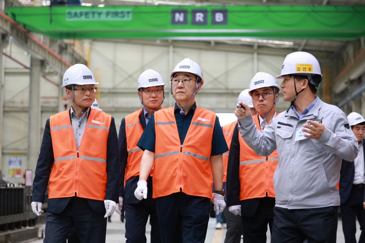 김윤덕(가운데) 국토교통부 장관이 10일 전북 군산시 모듈러 주택 제작 공장을 방문해 생산현장을 둘러보고 있다. 국토교통부 제공
