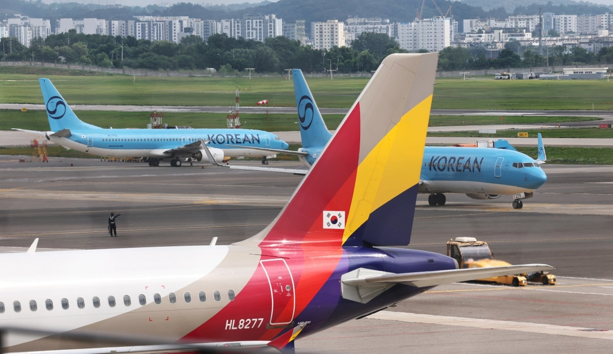 김포국제공항 국내선 계류장에 대한항공과 아시아나항공 여객기가 대기하는 모습. 연합뉴스