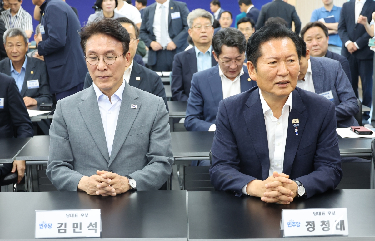 정청래 전 대표와 김민석 전 총리가  10일 전주시 더불어민주당 전북특별자치도당 당사에서 열리는 민주당 상무위원회의에 참석하고 있다. 2026.7.10 연합뉴스