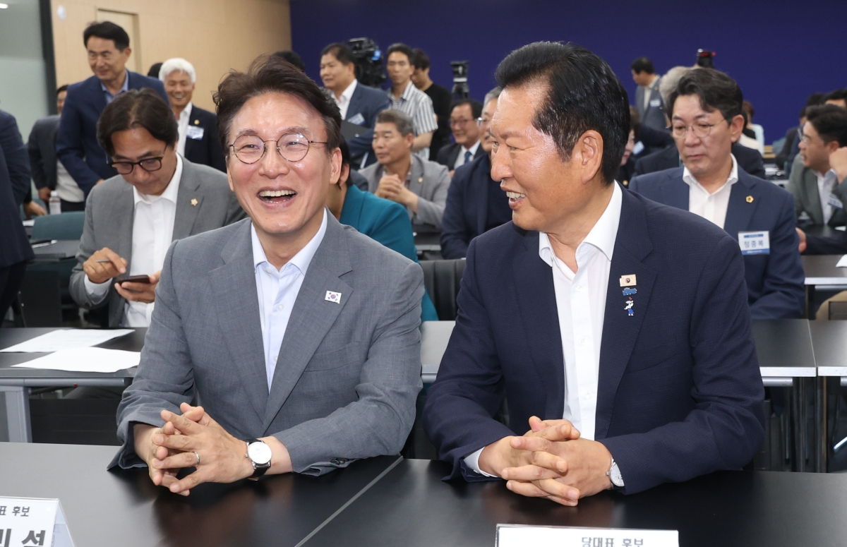 김민석(왼쪽) 전 국무총리와 정청래 전 더불어민주당 대표가 10일 전북 전주시 더불어민주당전북특별자치도당에서 열린 ‘더불어민주당 전북특별자치도당 제3차 상무위원회의’에 참석해 대화를 나누고 있다. 2026.07.10. 뉴시스