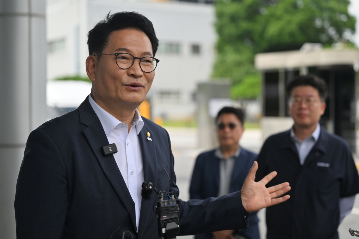송영길 더불어민주당 당대표 후보가 10일 오전 광주 광산구 삼성전자 광주사업장 정문에서 삼성전자의 서남권 반도체 산단 투자 계획과 관련한 발언을 하고 있다. 2026.07.10. 뉴시스