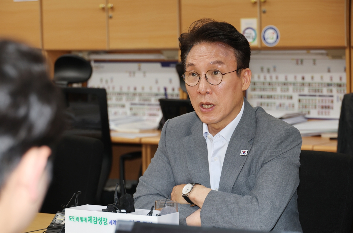 더불어민주당 당 대표 경선에 출마한 김민석 전 국무총리가 10일 전북도청에서 기자간담회를 하고 있다. 2026.7.10 연합뉴스