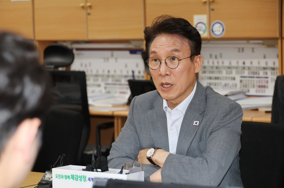 더불어민주당 당 대표 경선에 출마한 김민석 전 국무총리가 10일 전북도청에서 기자간담회를 하고 있다. 2026.7.10 연합뉴스