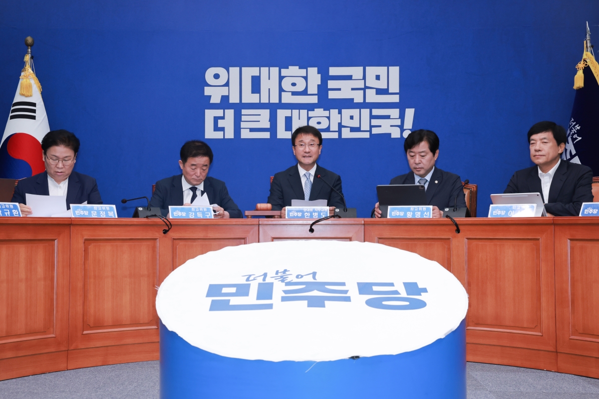 더불어민주당 한병도 대표 직무대행 겸 원내대표가 10일 국회에서 열린 최고위원회의에 참석해 발언하고 있다. 2026.7.10 연합뉴스