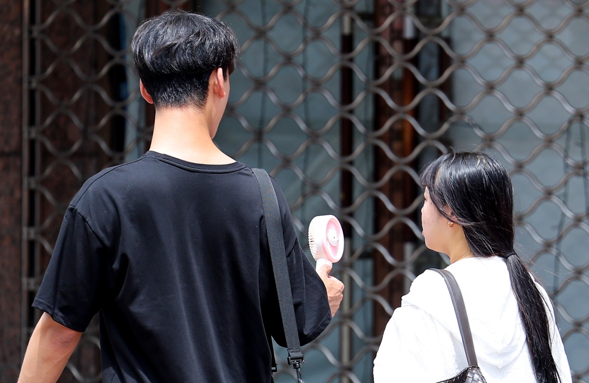 ‘선풍기를 써도 더워’