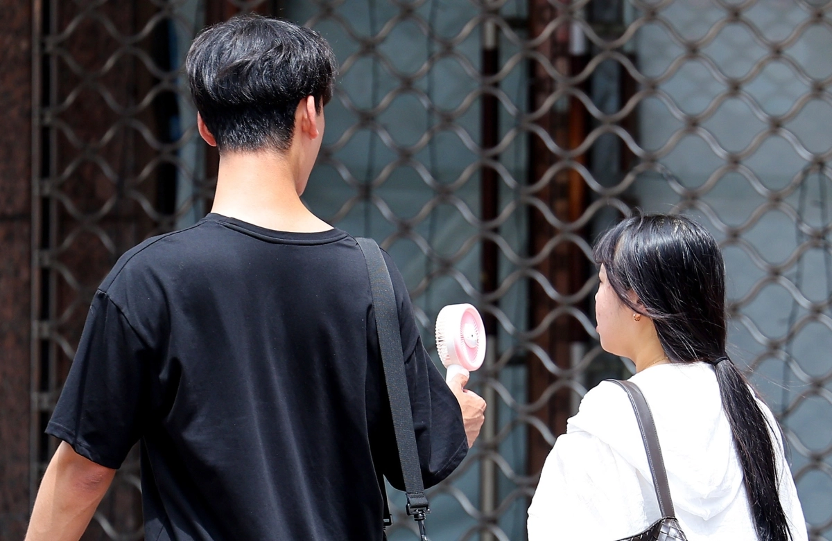 ‘선풍기를 써도 더워’