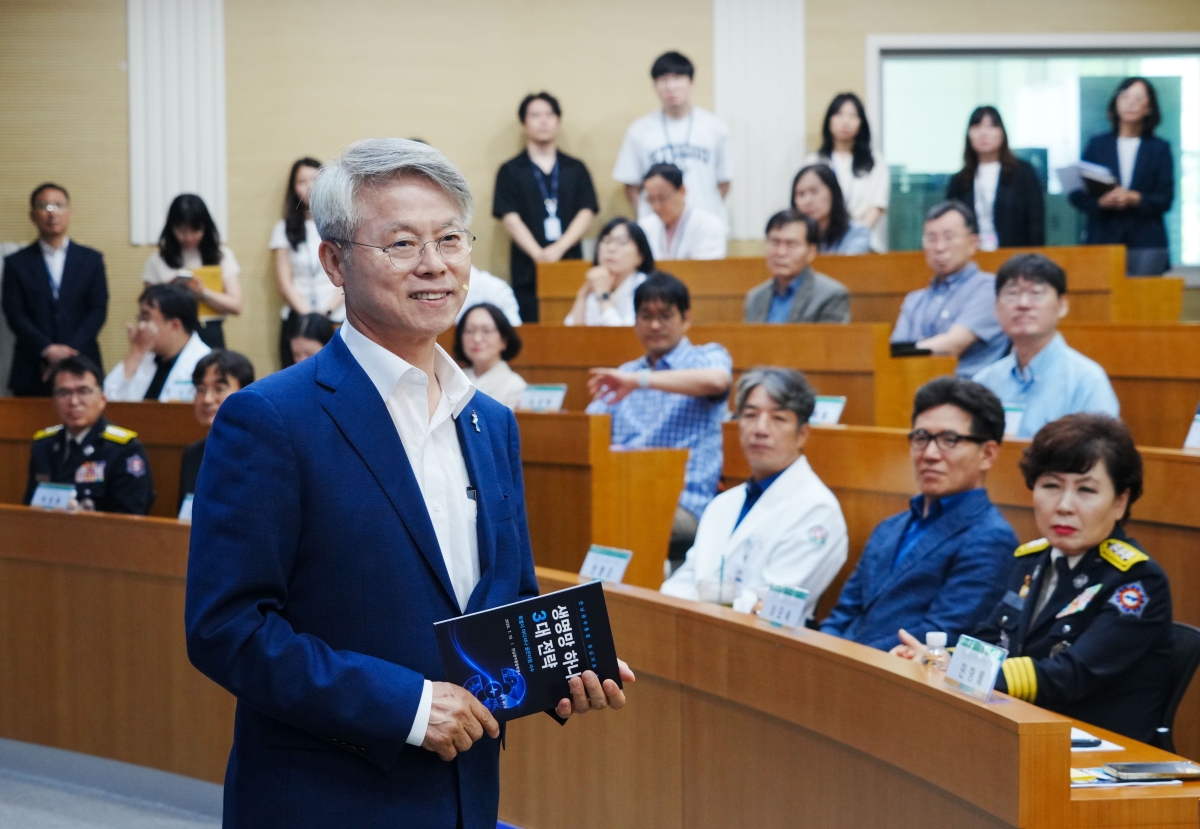 민형배 전남광주통합특별시장이 10일 동구 전남대병원 의생명연구원에서 전남광주 응급의료망을 하나로 연결하는 ‘생명망 하나로 3대 전략’을 발표하고 있다. 전남광주통합특별시 제공