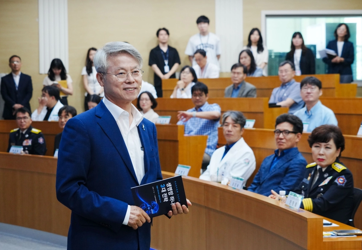민형배 전남광주통합특별시장이 10일 동구 전남대병원 의생명연구원에서 전남광주 응급의료망을 하나로 연결하는 ‘생명망 하나로 3대 전략’을 발표하고 있다. 전남광주통합특별시 제공