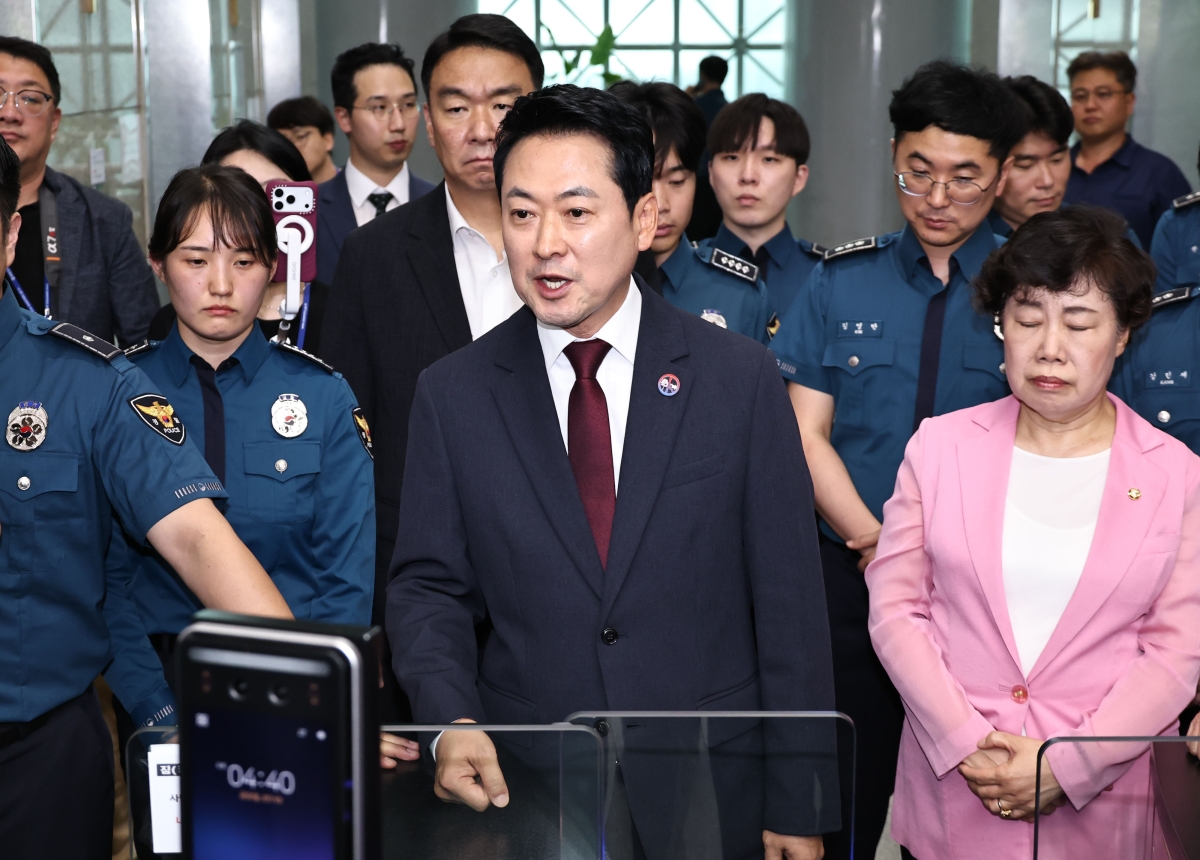 경찰청을 항의 방문한 장동혁 국민의힘 대표와 의원들이 서울 서대문구 경찰청에서 10일 유재성 경찰청장 직무대행과의 면담장에 취재진, 보좌관 등의 출입을 막으며 비공개를 요청하는 경찰에게 항의하고 있다. 연합뉴스