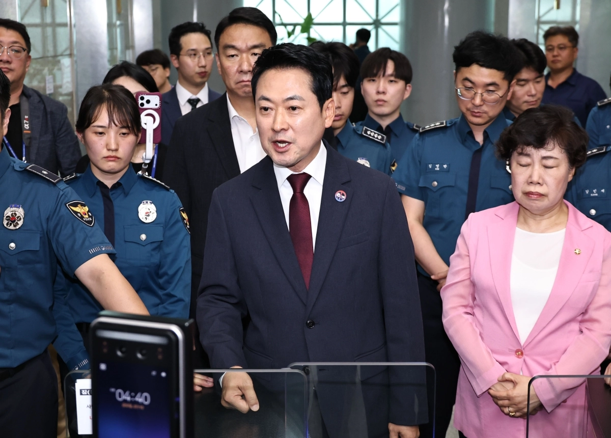 경찰청을 항의 방문한 장동혁 국민의힘 대표와 의원들이 서울 서대문구 경찰청에서 10일 유재성 경찰청장 직무대행과의 면담장에 취재진, 보좌관 등의 출입을 막으며 비공개를 요청하는 경찰에게 항의하고 있다. 연합뉴스