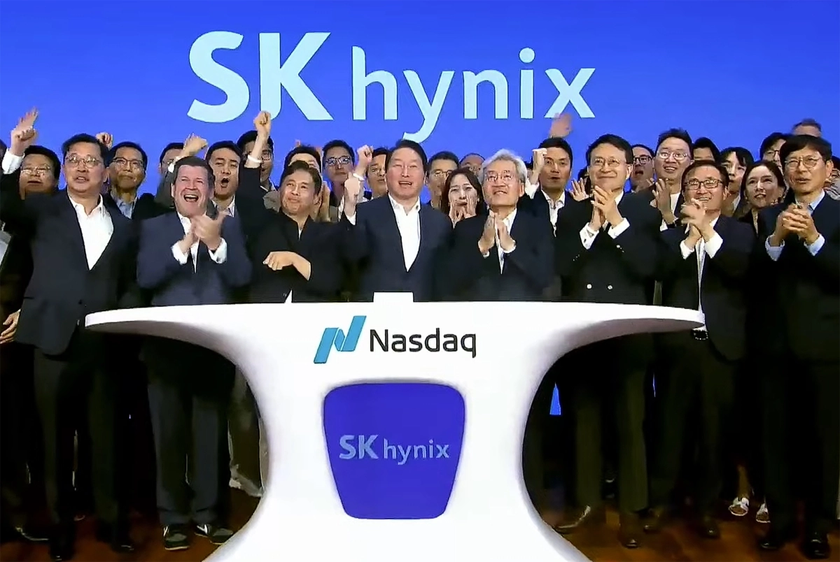 SK하이닉스 나스닥 상장, 최태원 회장 ‘주먹 불끈’