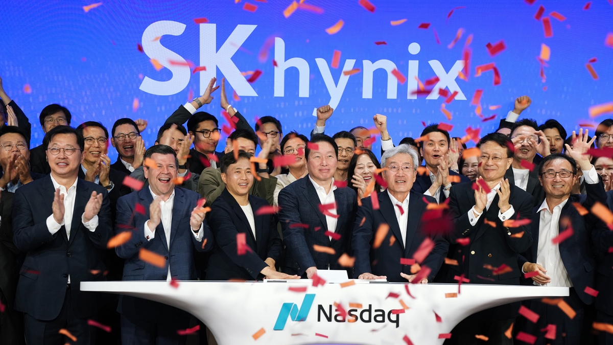 10일 오전(현지시간) 미국 뉴욕 나스닥 마켓사이트에서 열린 ‘오프닝 벨’ 행사에서 최태원 SK그룹 회장, 곽노정 SK하이닉스 CEO, 고승범 SK하이닉스 사외이사 겸 이사회 의장이 타종을 하며 나스닥 ADR 거래 개시를 알리고 있다. 2026.7.11 SK하이닉스 제공