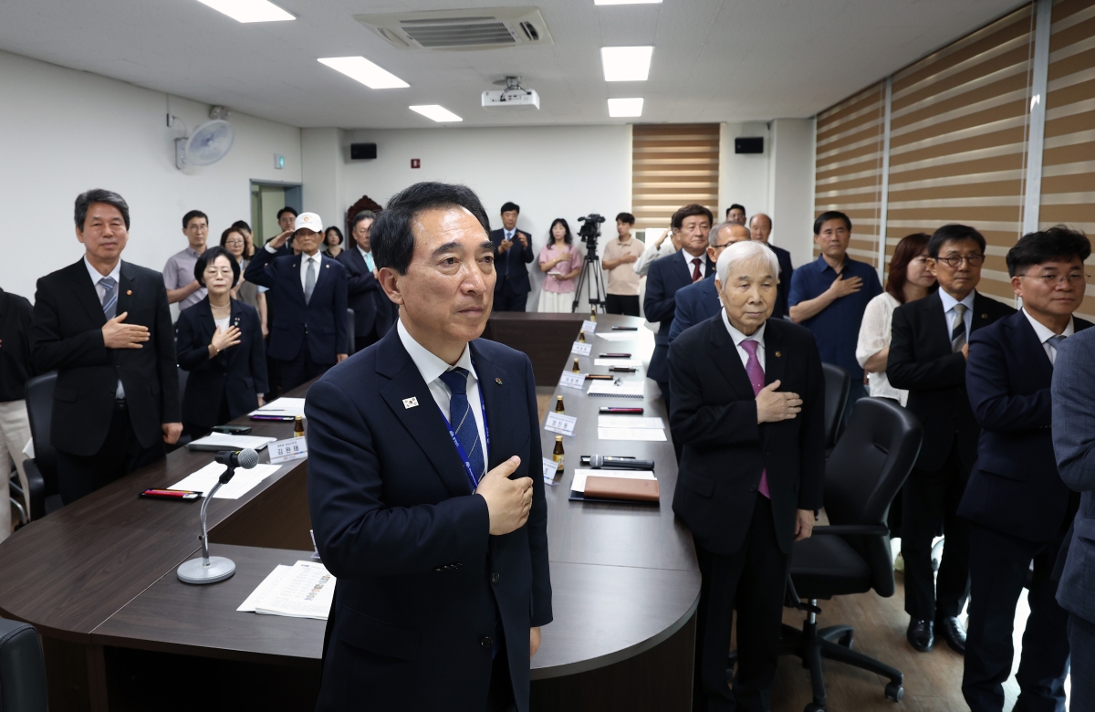박수현 충남도지사와 9개 보훈단체장 등이 국기에 경례하고 있다. 도 제공