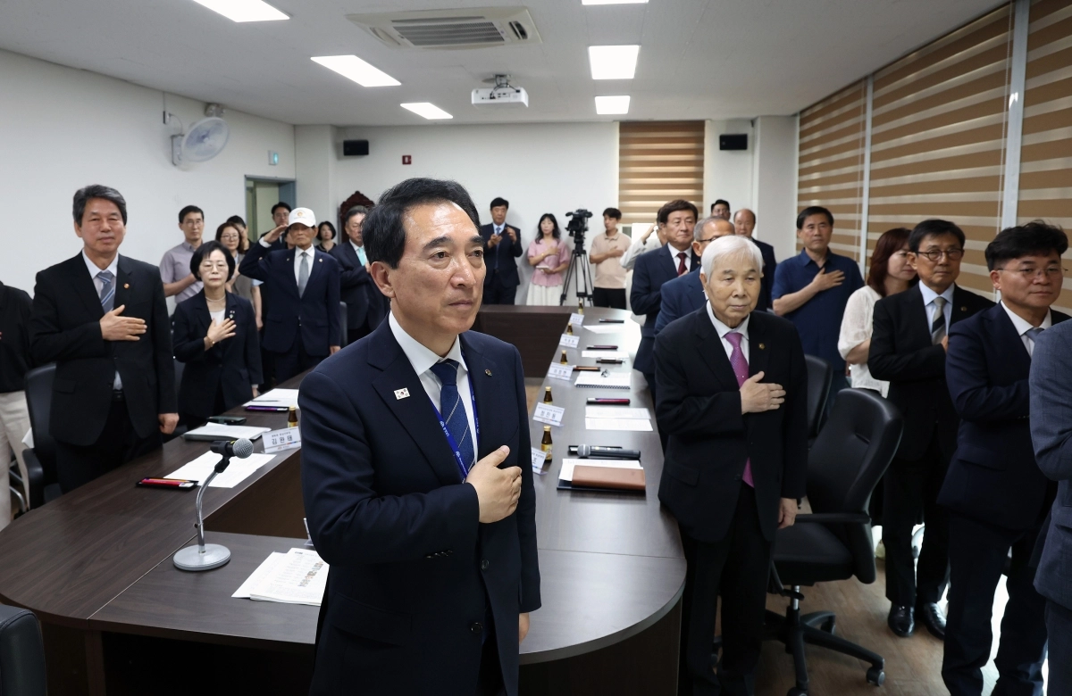 박수현 충남도지사와 9개 보훈단체장 등이 국기에 경례하고 있다. 도 제공