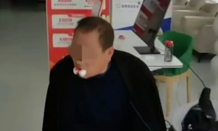 한 중국 치과 병원이 고혈압과 심장 질환을 앓고 있는 63세 남성의 남은 치아 12개를 모두 뽑고 그의 계좌에서 모든 돈을 인출한 혐의로 당국으로부터 처벌을 받았다.  SCMP 캡처