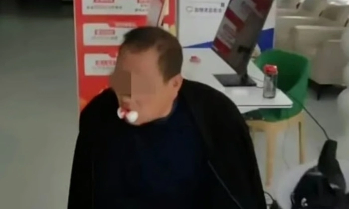 한 중국 치과 병원이 고혈압과 심장 질환을 앓고 있는 63세 남성의 남은 치아 12개를 모두 뽑고 그의 계좌에서 모든 돈을 인출한 혐의로 당국으로부터 처벌을 받았다.  SCMP 캡처