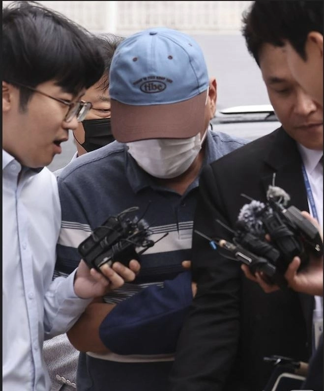 광주 여고생 살해범 장윤기 사건과 관련해 공무상비밀누설과 증거인멸 등 의혹을 받고 있는 광주 광산경찰서 전 수사팀장 박 경감이 8일 오전 구속 전 피의자 심문(영장실질심사)을 받기 위해 광주지방법원에 들어서고 있다. 박 경감은 이날 밤 구속됐다. (뉴스1 제공)