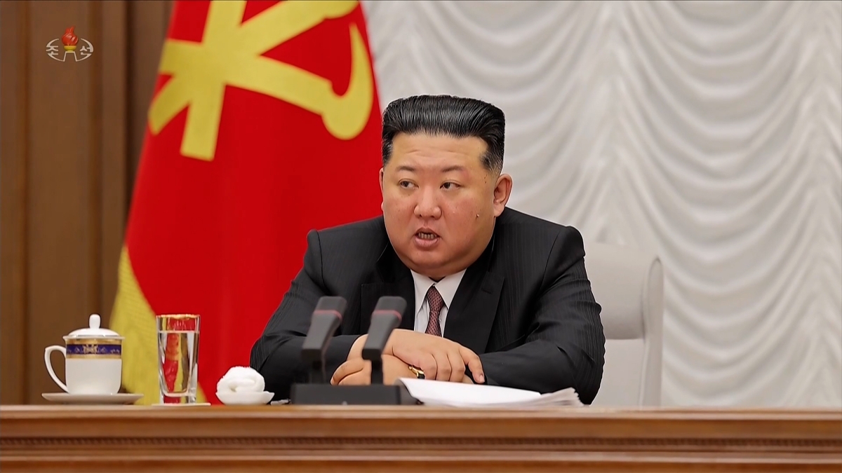 김정은 북한 국무위원장이 지난 9일 노동당 중앙군사위원회 제9기 제1차 확대회의를 지도하고 ‘군사 대책’ 명령서 7건에 친필 서명했다고 조선중앙TV가 10일 보도했다. [조선중앙TV 화면] 2026.7.10