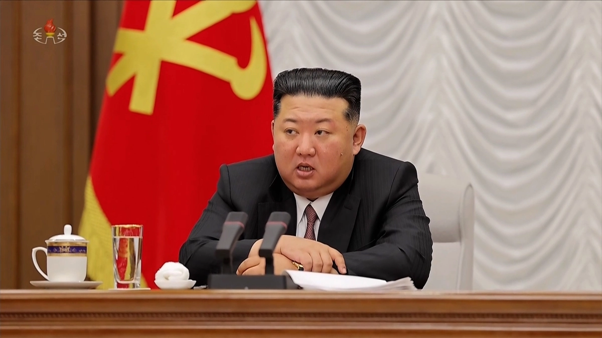 김정은 북한 국무위원장이 지난 9일 노동당 중앙군사위원회 제9기 제1차 확대회의를 지도하고 ‘군사 대책’ 명령서 7건에 친필 서명했다고 조선중앙TV가 10일 보도했다. [조선중앙TV 화면] 2026.7.10