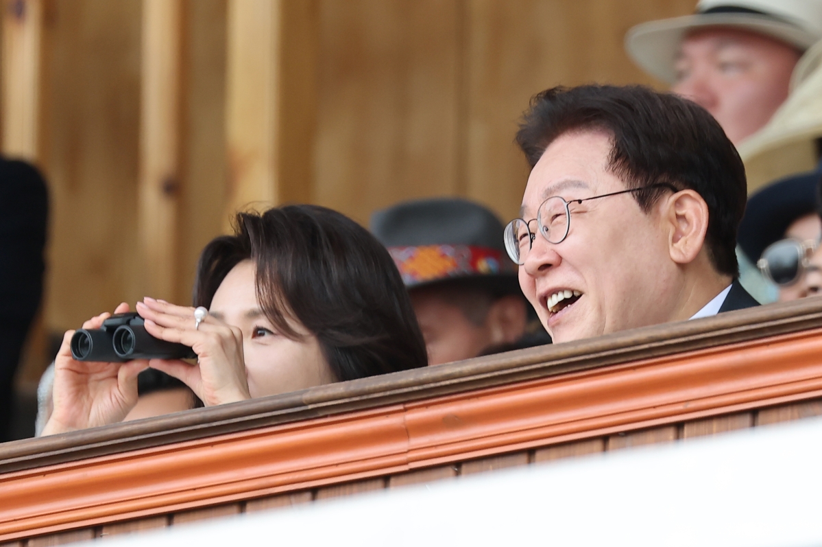 망원경으로 나담축제 보는 김혜경 여사