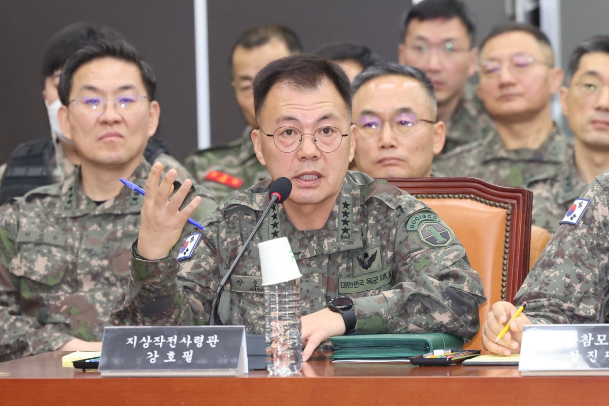 질의에 답하는 강호필 지상작전사령관
