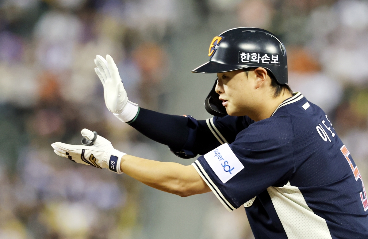 이도윤(한화 이글스)이 11일 서울 잠실구장에서 열린 2026 프로야구 올스타전에서 6회초 나눔 올스타의 공격 때 노아웃 주자 만루에서 2타점 적시타를 친 뒤 세리머니를 선보이고 있다. 2026.7.11 뉴시스