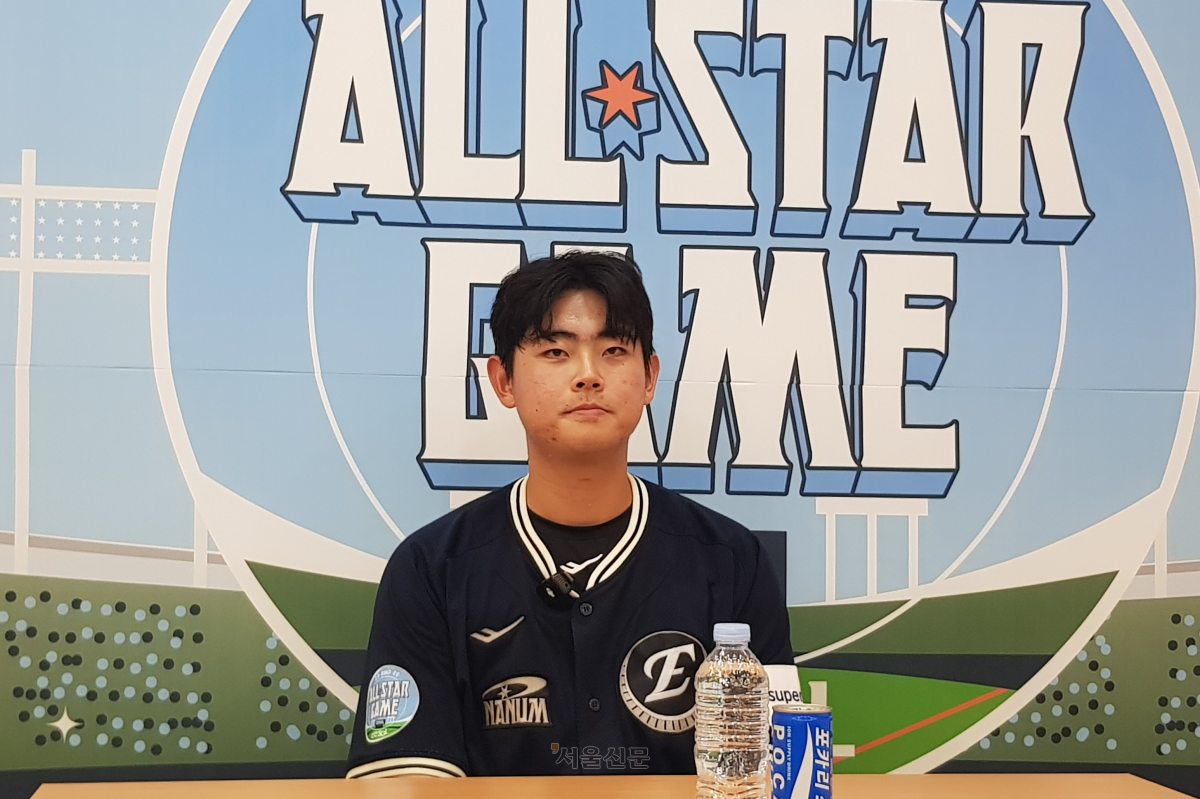 허인서(한화 이글스)가 11일 서울 잠실구장에서 열린 2026 프로야구 올스타전에서 최우수선수(MVP)로 선정된 뒤 취재진과 인터뷰하고 있다. 2026.7.11 류재민 기자