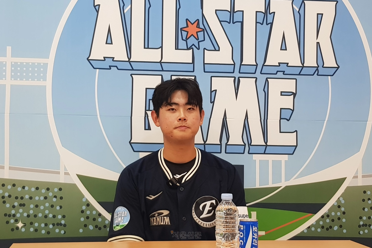 허인서(한화 이글스)가 11일 서울 잠실구장에서 열린 2026 프로야구 올스타전에서 최우수선수(MVP)로 선정된 뒤 취재진과 인터뷰하고 있다. 2026.7.11 류재민 기자