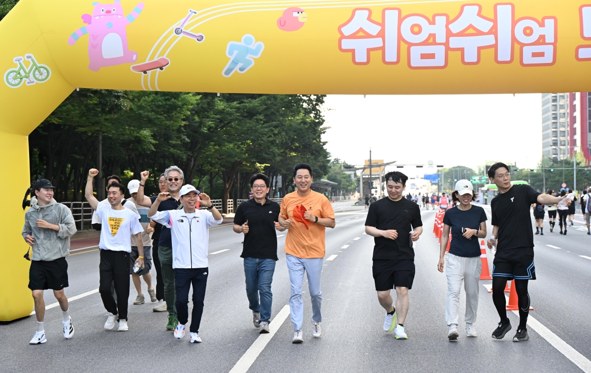 오세훈 서울시장이 12일 여의도공원과 마포대로에서 진행된 ‘쉬엄쉬엄 모닝’ 완주 후 결승선을 통과하고 있다. 서울시 제공