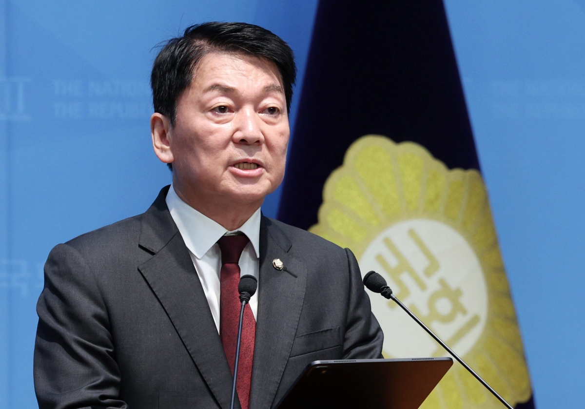 안철수 국민의힘 의원이 12일 국회 소통관에서 기자회견을 열고 한동훈 무소속 의원의 복당을 반대하는 발언을 하고 있다. 뉴시스