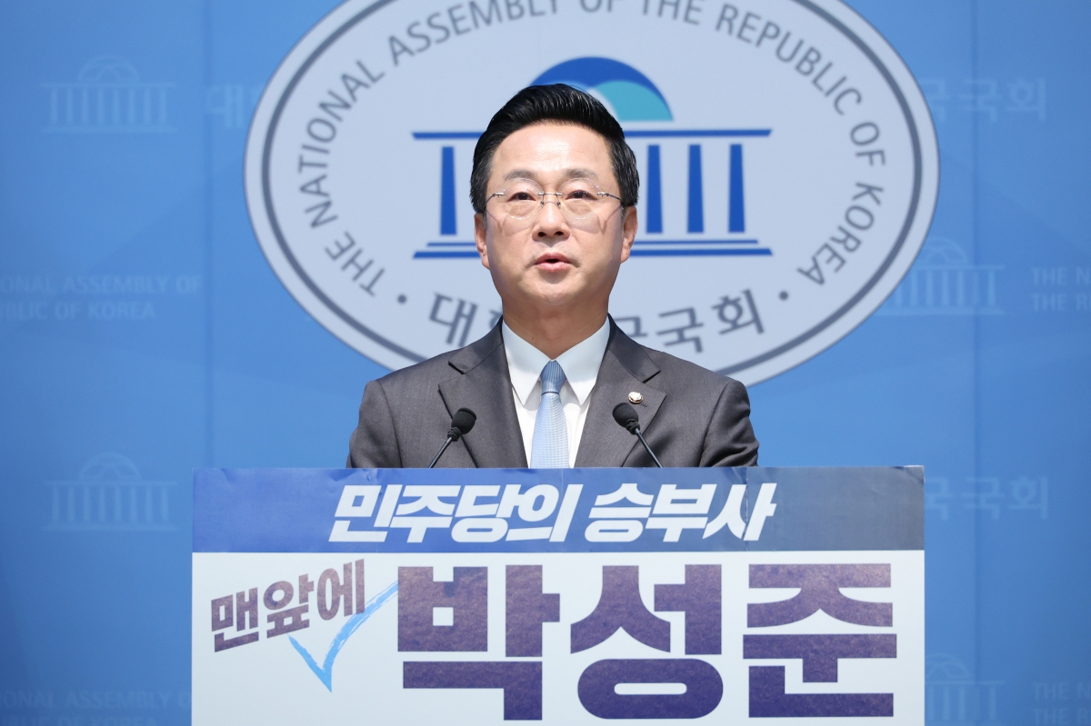 박성준 더불어민주당 의원이 12일 국회 소통관에서 8·17 더불어민주당 전당대회 최고위원 선거 출마 기자회견을 하고 있다. 뉴스1