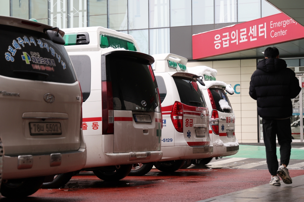 서울 한 대형병원에서 구급차들이 줄지어 주차돼 있다.  연합뉴스