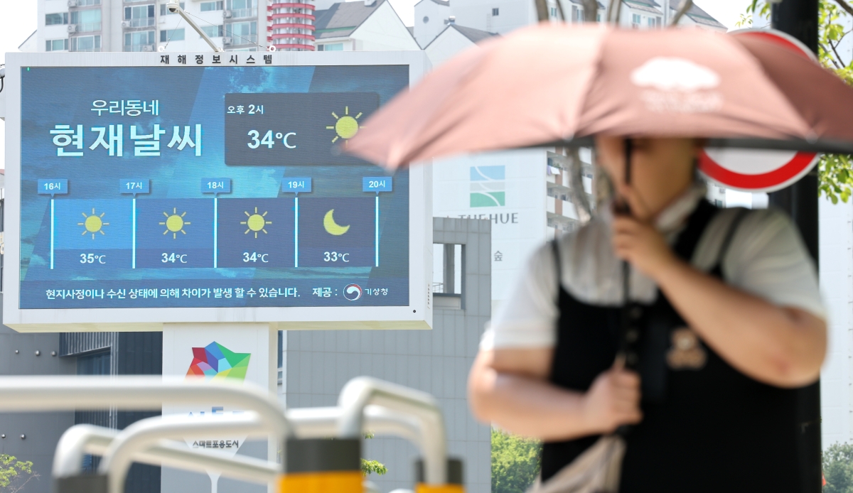 서울 낮 최고기온이 34도로 무더운 날씨를 보인 12일 오후 서울 시내에 설치된 재해정보시스템 전광판에 현재 기온이 표시되고 있다. 2026.7.12. 뉴스1