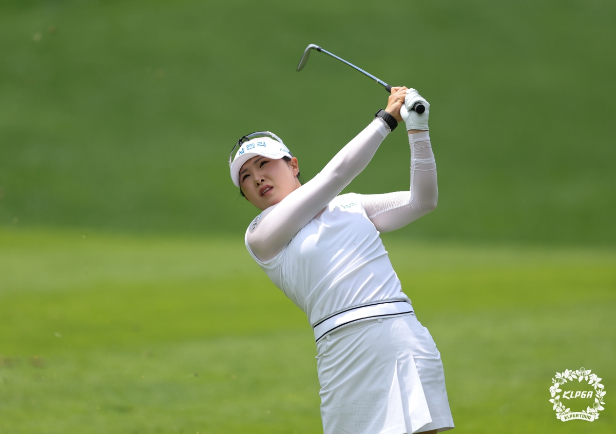 고지우가 12일 강원 정선군 하이원CC(파73)에서 열린 한국여자프로골프(KLPGA)투어 하이원 리조트 여자오픈(총상금 10억원) 최종 라운드 3번 홀에서 아이언샷을 날리고 있다. 고지우는 이날 버디를 하나도 잡아내지 못했지만 2위 그룹을 5타차로 제치고 우승했다. KLPGA 제공.