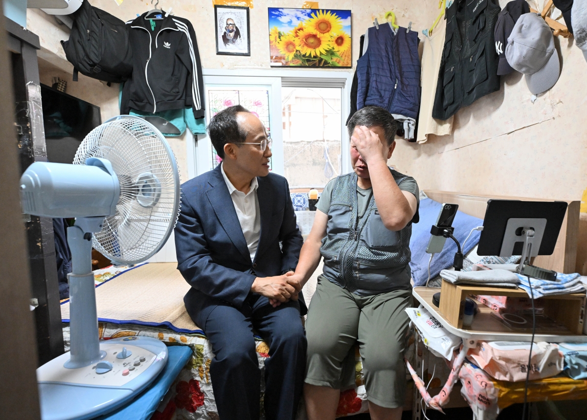 추경호 대구시장이 지난 11일 대구 중구 쪽방촌을 돌며 거주자들을 만나 대화를 나누고 있다. 대구시 제공