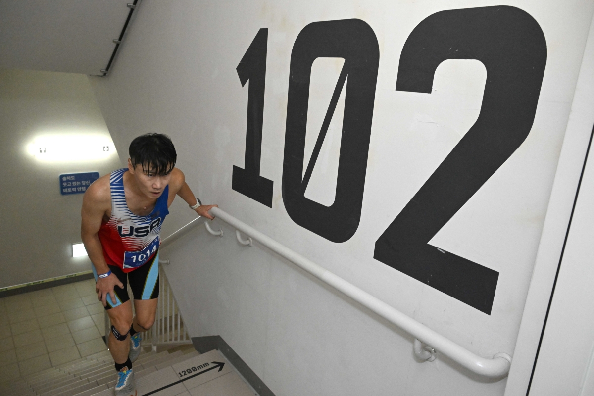 12일 서울 송파구 석촌호수와 롯데월드타워에서 열린 ‘2026 롯데 아쿠아슬론’에서 한 참가자가 계단을 오르고 있다. 2026.7.12 공동취재