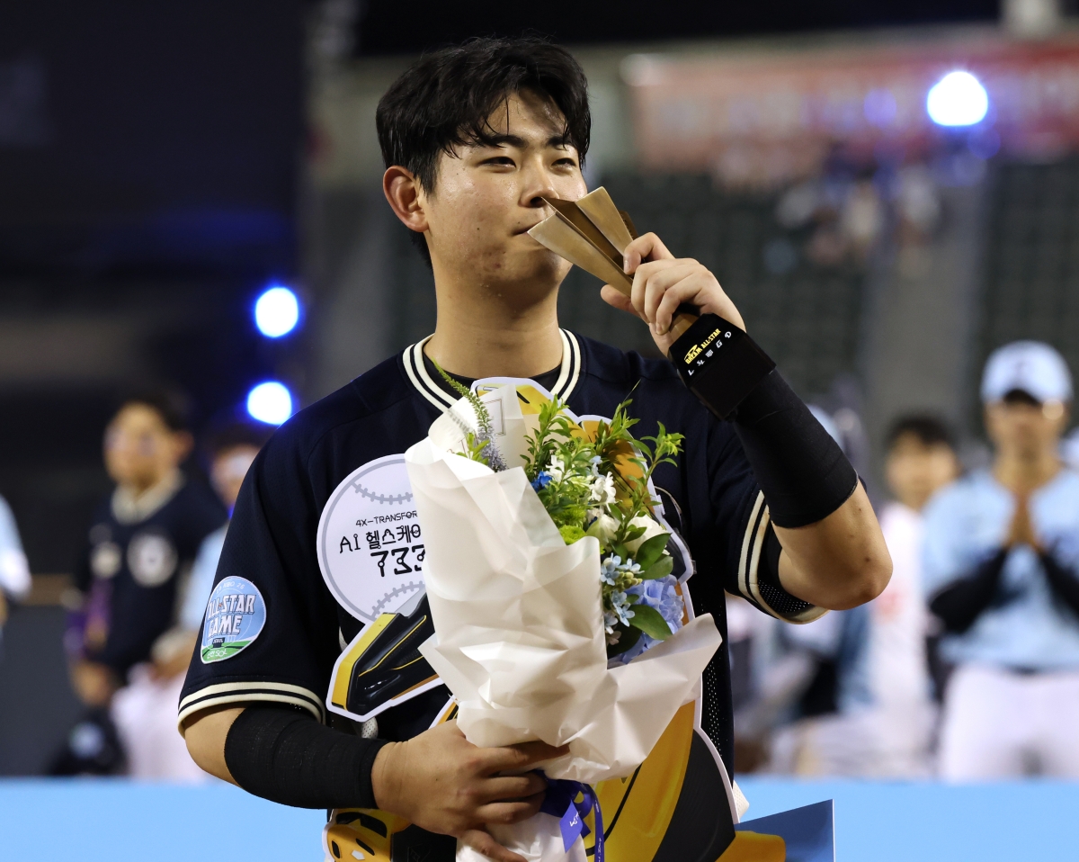 11일 서울 잠실야구장에서 열린 KBO 프로야구 올스타전에서 미스터올스타를 수상한 한화 허인서가 기념사진을 촬영하고 있다.      연합뉴스